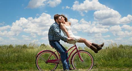 Liebespaar auf dem Fahrrad